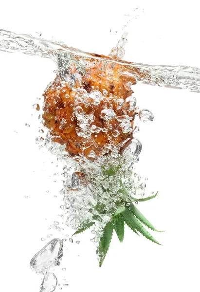 Pequeña piña cayendo en agua sobre blanco — Foto de Stock