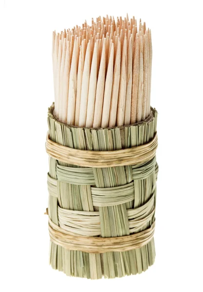 Manojo de palillo de madera en soporte redondo de paja — Foto de Stock