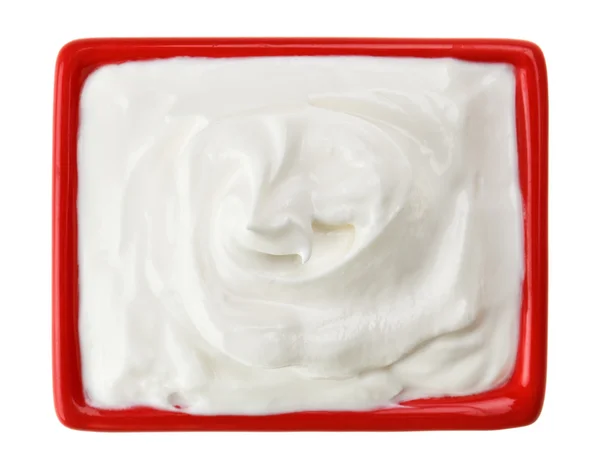 Crema agria en plato cuadrado pequeño rojo —  Fotos de Stock