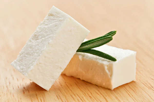 Feta ost kuber med rosmarin kvist — Stockfoto
