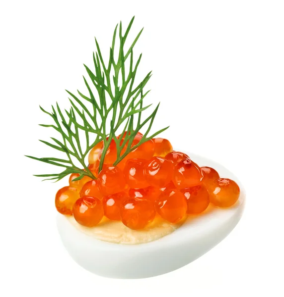 Canapé caviar vermelho com ovo de codorna e galho de endro — Fotografia de Stock