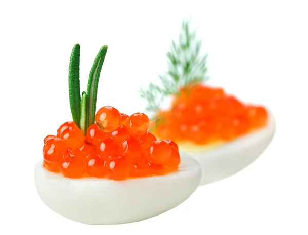 Canapé de caviar rojo con huevo de codorniz y ramita de romero —  Fotos de Stock
