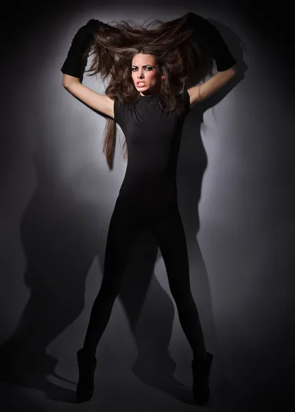 Fiatal vékony glamour hölgy hosszú szőrszálak öltözött fekete combi d — Stock Fotó