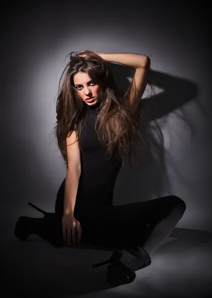 Giovane signora glamour sottile con lunghi capelli vestiti di nero combi d — Foto Stock
