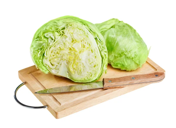 Свежий зеленый салат айсберга с ножом на деревянной доске — стоковое фото