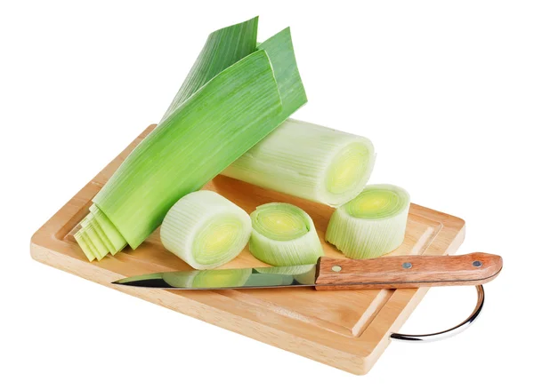 Grüner Lauch mit Messer auf Holzschneidebrett über weißem Backblech — Stockfoto