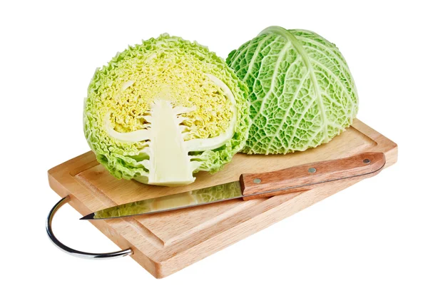 Φρέσκο πράσινο λάχανο με μαχαίρι σε ξύλινη σανίδα πέρα από whi — Φωτογραφία Αρχείου