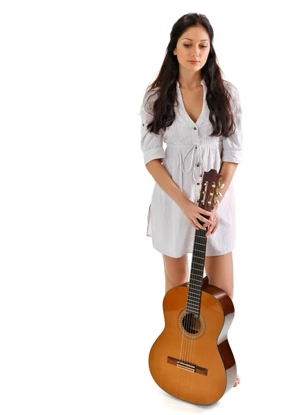 Gyönyörű fiatal barna lány, az akusztikus gui fehér hálóing — Stock Fotó