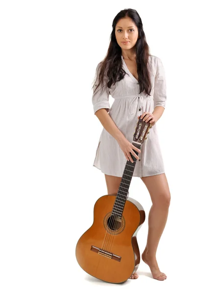 Gyönyörű fiatal barna lány, az akusztikus gui fehér hálóing — Stock Fotó