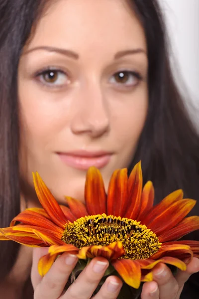 Mladá krásná dáma drží slunečnice poblíž tvář portrét — Stock fotografie