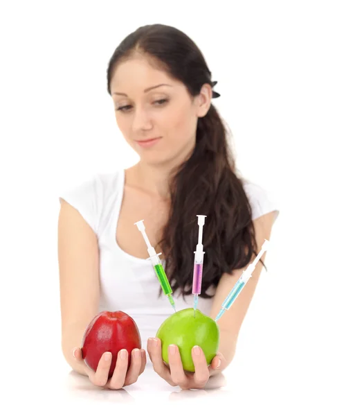 Junge attraktive Dame hält Gmo-Apfel mit drei Spritzen — Stockfoto