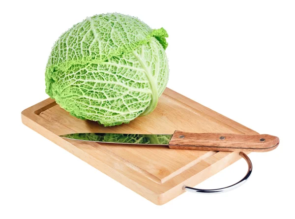Chou de Savoie vert frais avec couteau sur planche à découper en bois — Photo