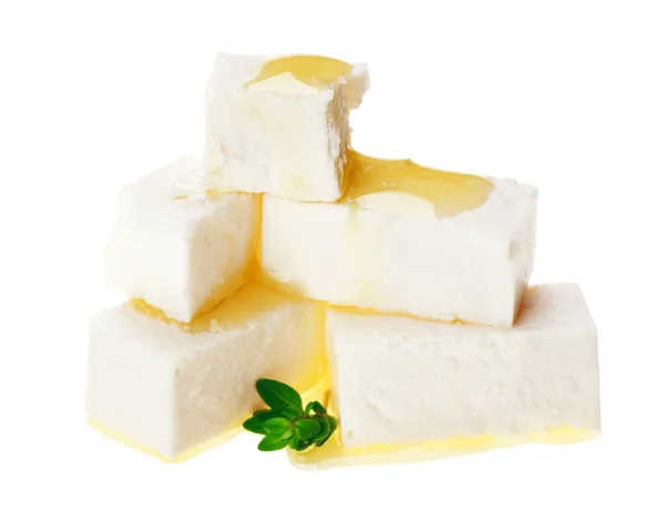 Cubos de queso Feta con ramita de tomillo y gotas de aceite — Foto de Stock