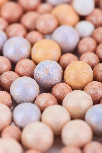Cosmética beige multicolor bolas rouge fondo, vista macro —  Fotos de Stock