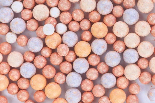 Бежевая косметика разноцветные румяные шарики фон, вид на макрос — стоковое фото