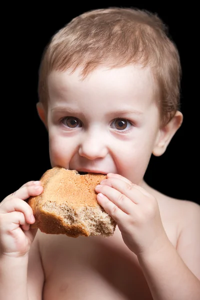 Ребенок ест хлеб — стоковое фото