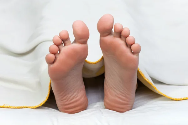 Cobertor cama no pé humano — Fotografia de Stock