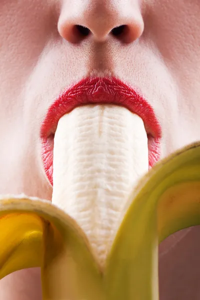 Kvinnor äter banan — Stockfoto