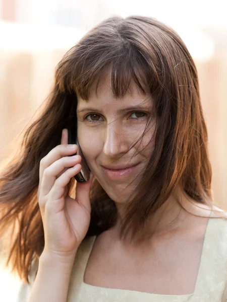 Vrouwen praten mobiele telefoon — Stockfoto