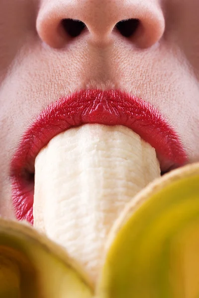 バナナを食べる女性 — ストック写真