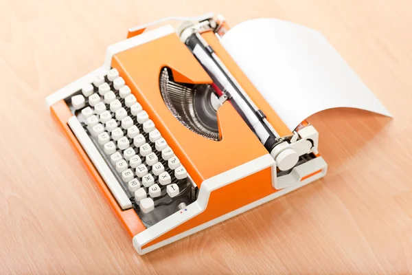 Pisząc na maszynie do pisania w maszynie — Zdjęcie stockowe