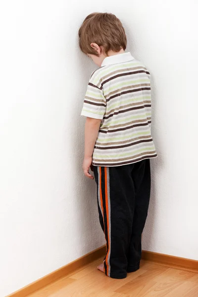 Małe Dziecko Chłopca Ściany Rogu Kary Stałego — Zdjęcie stockowe