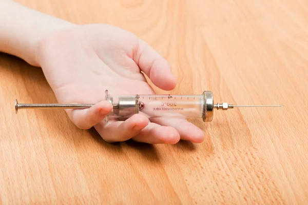 Syringe in addict hand — Stock Photo, Image