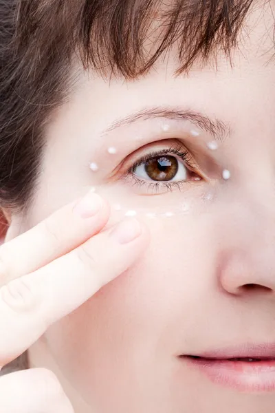 Női szem bőr krém alkalmazása — Stock Fotó