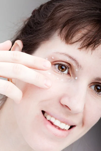 Női szem bőr krém alkalmazása — Stock Fotó