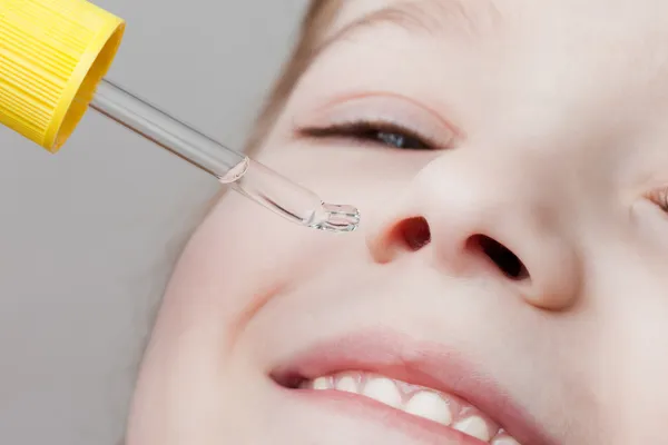 Medicina Cuidados Com Saúde Conta Gotas Nasal Aplicando Criança — Fotografia de Stock