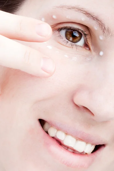 Beauty Women Applying Female Eye Skin Makeup Cream — Stock Photo, Image