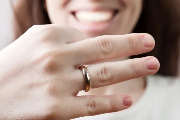 Anello nuziale sul dito delle donne — Foto Stock