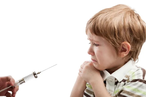 Criança com seringa injetável — Fotografia de Stock