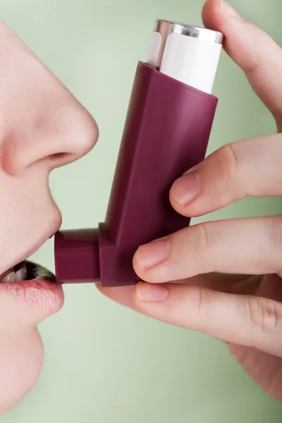 Wanita dengan inhaler asma. — Stok Foto