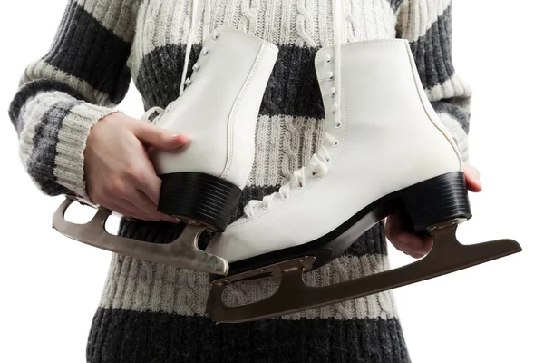 Wanita memegang ice skates — Stok Foto