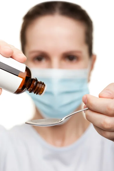 Doctor in de masker houden geneeskunde siroop — Stockfoto