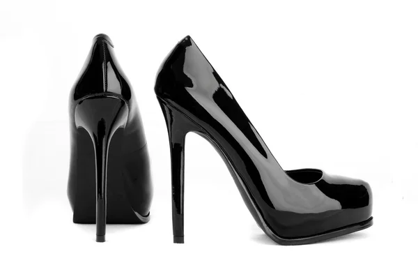 Svarta högklackade kvinnor skor isolerad på vit Royaltyfria Stockbilder
