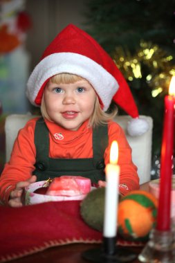 oyuncak yakın ve Noel ağacı arka planda küçük kızla