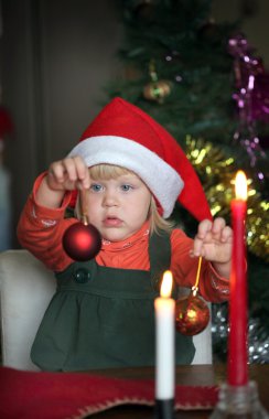 oyuncak yakın ve Noel ağacı arka planda küçük kızla