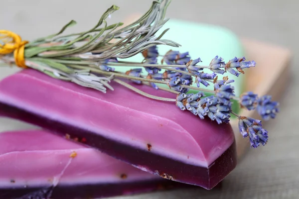 Handmade lavender soap bars and dryed lavender flowers — Stock Photo, Image