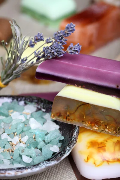 Handgemaakte lavendel en kamille zeep bars Bad zout en geïmpregneerde lav — Stockfoto