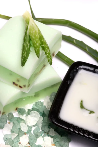 Aloe vera liści, ręcznie robione mydło i kąpieli soli — Zdjęcie stockowe
