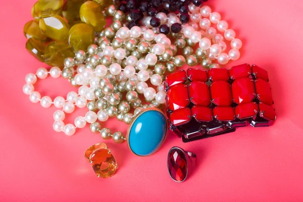 Juego de joyas composición. Anillos, collar de perlas, pulseras —  Fotos de Stock