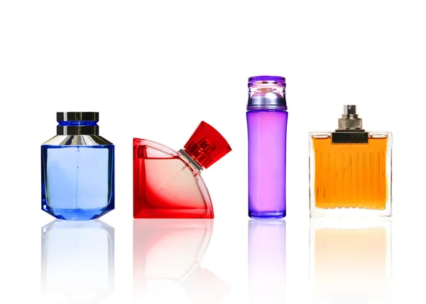 Parfum kleur glazen flessen geïsoleerd op wit. — Stockfoto