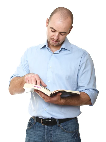 Человек, читающий книгу — стоковое фото