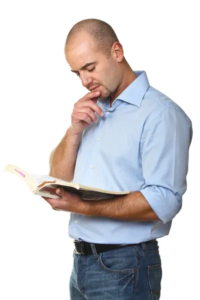 Homem lendo um livro — Fotografia de Stock