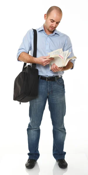 Man die een boek leest — Stockfoto