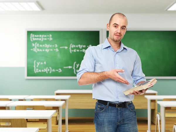 Homem com livro em sala de aula — Fotografia de Stock