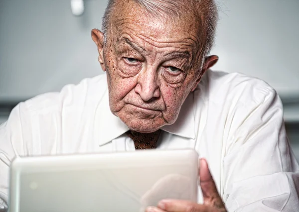 Oude man gebruik pc — Stockfoto