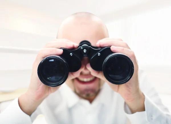 Homme avec binoculaire — Photo